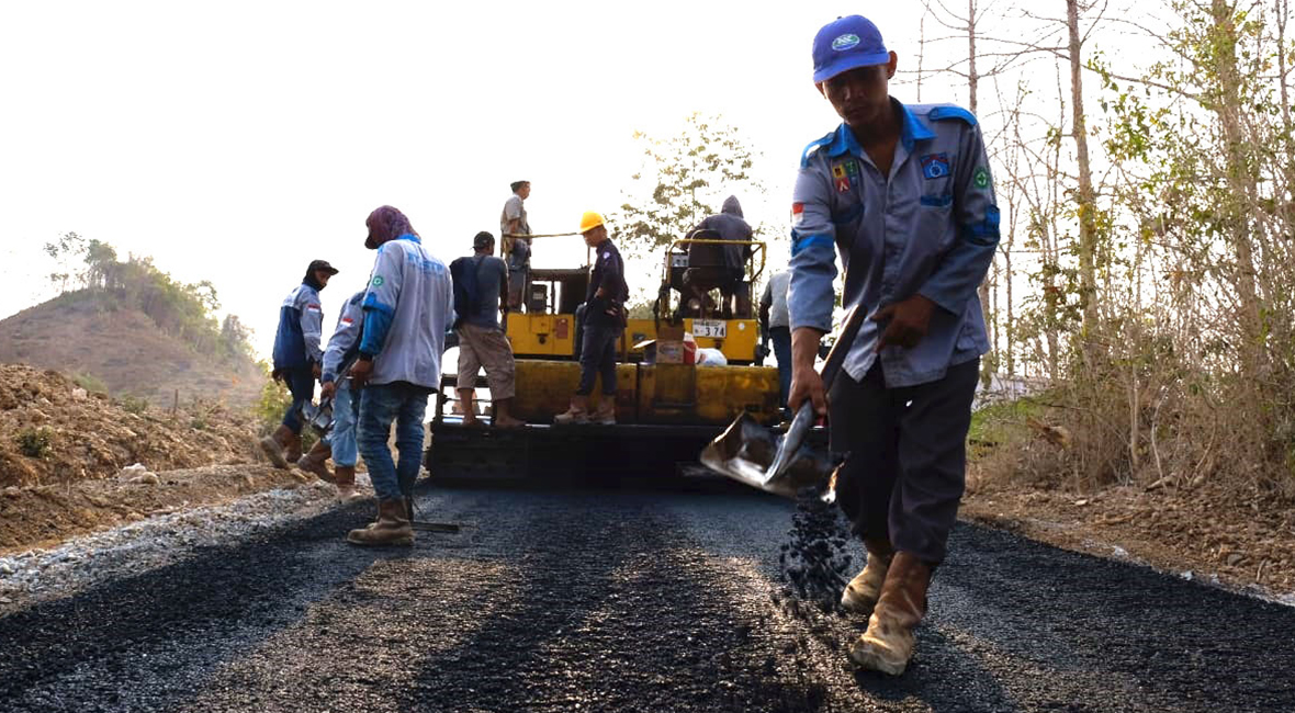 Perbaikan Jalan Desa Sekitar Perusahaan